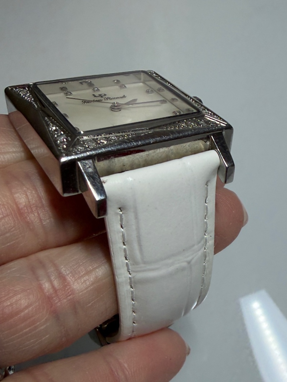 LIKE NEW! Women's Lucien Piccard Mother of Pearl Faced Watch - Picture 4 of 11